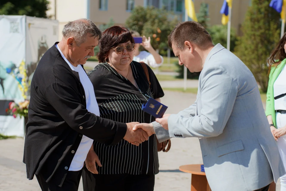 Славутич дякує: родини загиблих Героїв отримали відзнаки «Почесний громадянин міста» (фото) фото №34