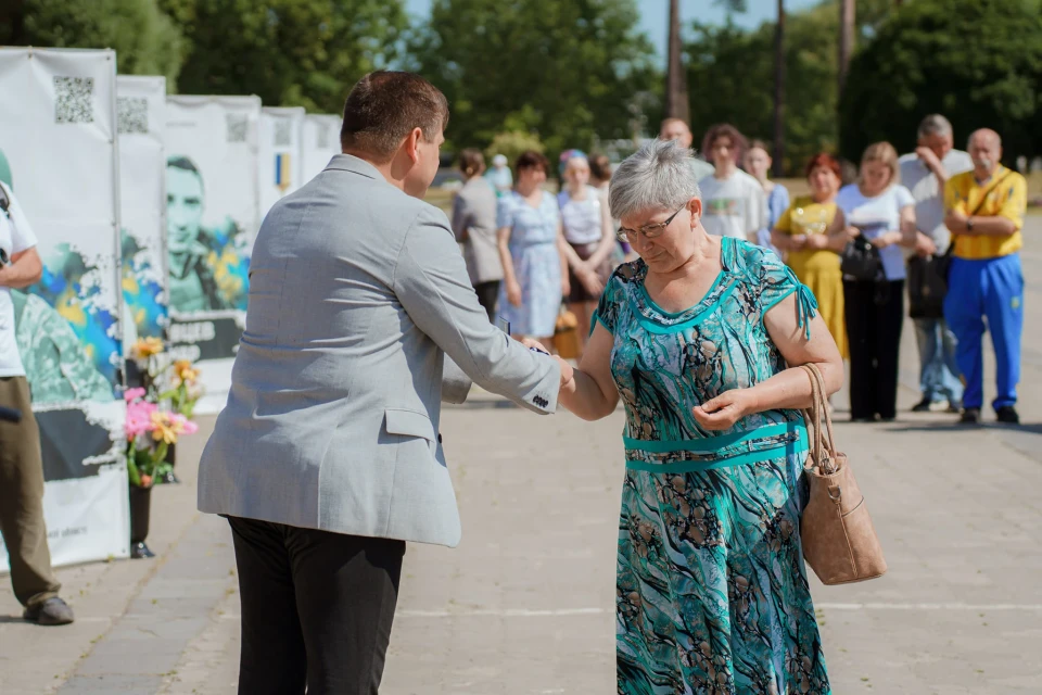 Славутич дякує: родини загиблих Героїв отримали відзнаки «Почесний громадянин міста» (фото) фото №39