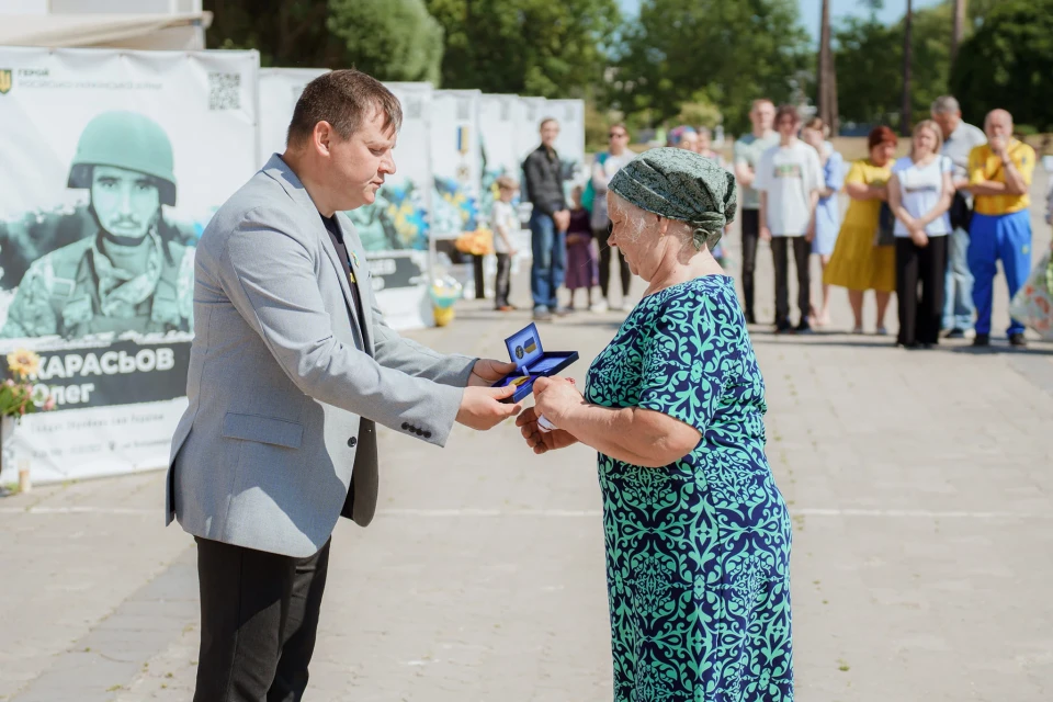 Славутич дякує: родини загиблих Героїв отримали відзнаки «Почесний громадянин міста» (фото) фото №57