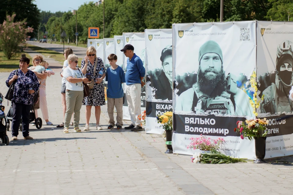 Славутич дякує: родини загиблих Героїв отримали відзнаки «Почесний громадянин міста» (фото) фото №60