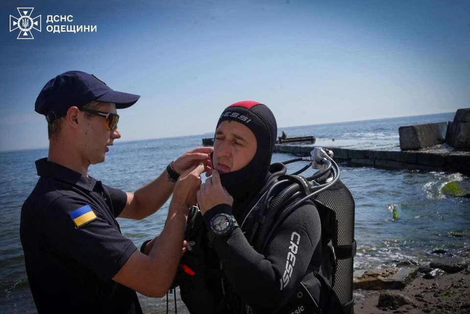 Водолази ДСНС шукають в  Чорному морі потопельницю: 20-річну поліцейську з Рівного змило хвилею з пірсу фото №1