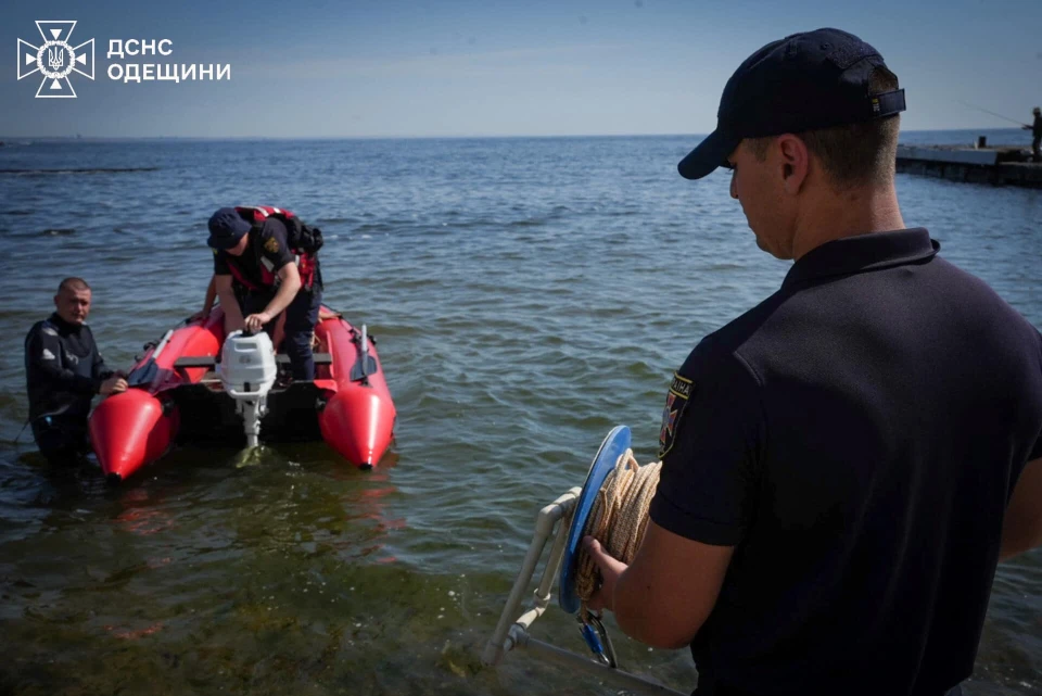 Водолази ДСНС шукають в  Чорному морі потопельницю: 20-річну поліцейську з Рівного змило хвилею з пірсу фото №3