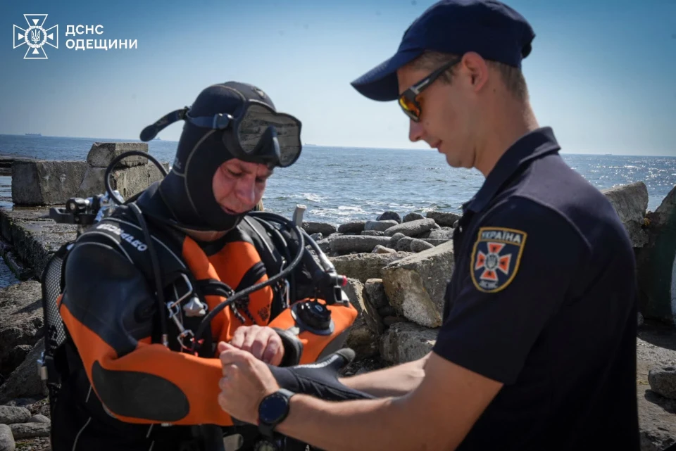 Водолази ДСНС шукають в  Чорному морі потопельницю: 20-річну поліцейську з Рівного змило хвилею з пірсу фото №5