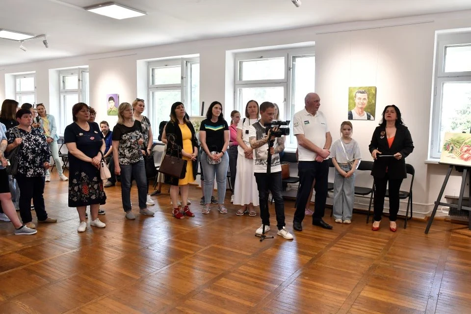 В Славутичі відкрилась виставка «Не пробачимо», яка присвячена нашим Героям фото №7