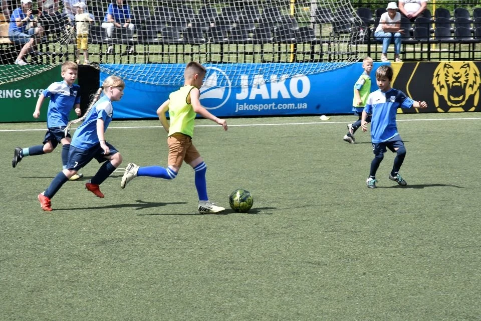 М'яч на зеленому газоні: успіхи юних футболістів Славутича фото №11