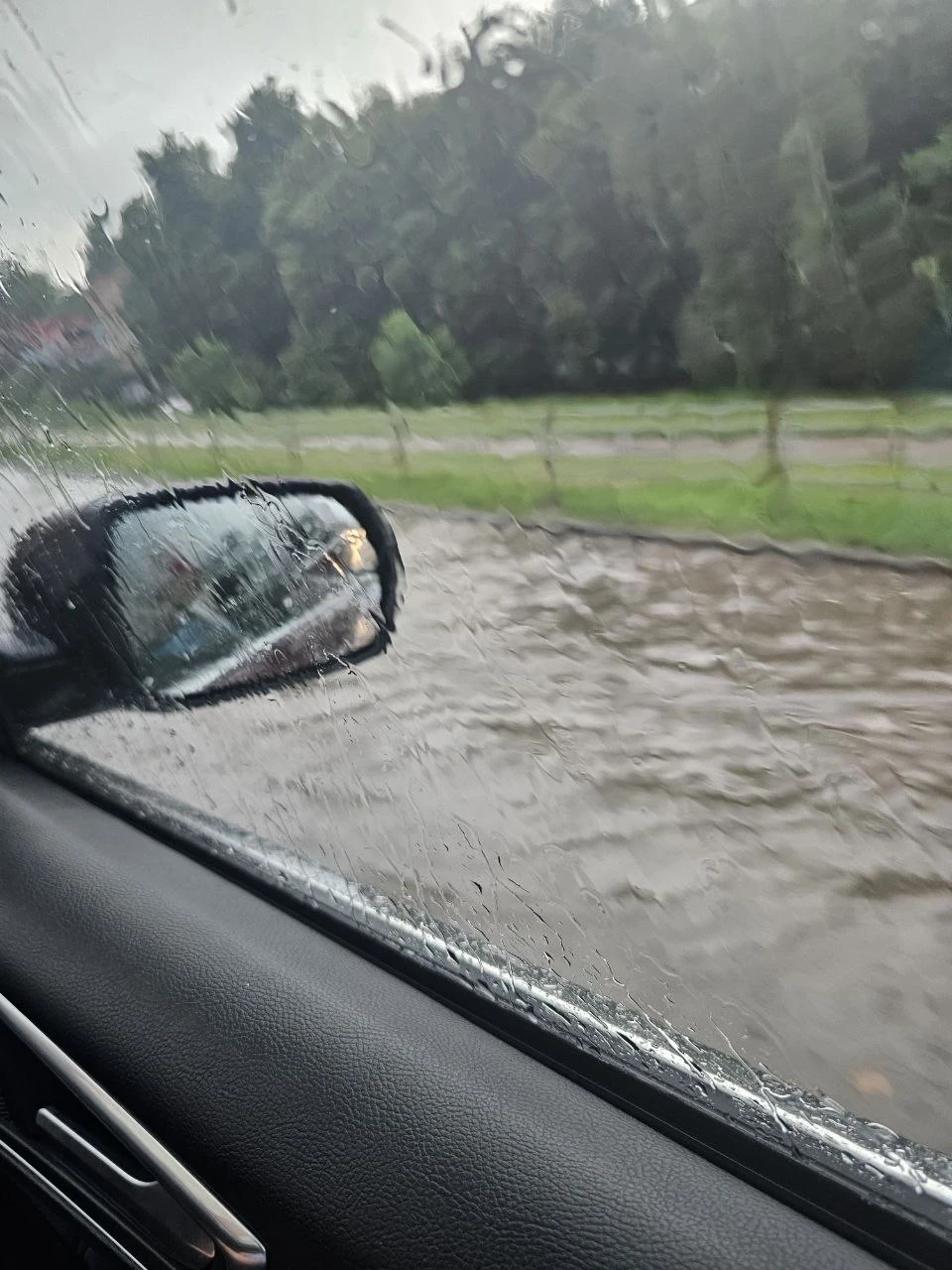 Шалена та страшна: Злива у Чернігові 11 червня 2024 року фото №1