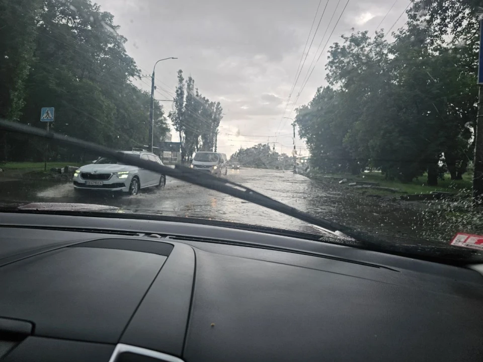 Шалена та страшна: Злива у Чернігові 11 червня 2024 року фото №5