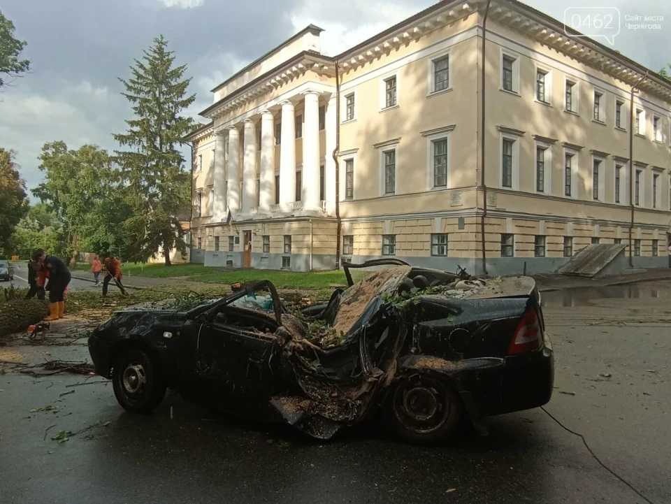 Негода у Чернігові: Дерево розтрощило авто фото №2