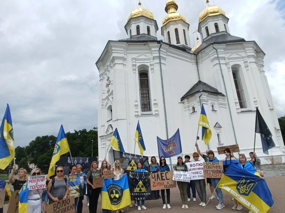 Славутичани провели мирний мітинг у Чернігові на підтримку захисників ЧАЕС фото №1