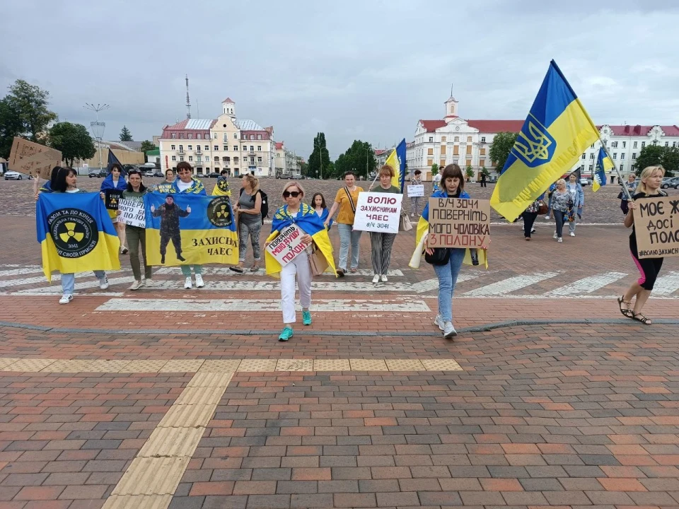 Славутичани провели мирний мітинг у Чернігові на підтримку захисників ЧАЕС фото №4