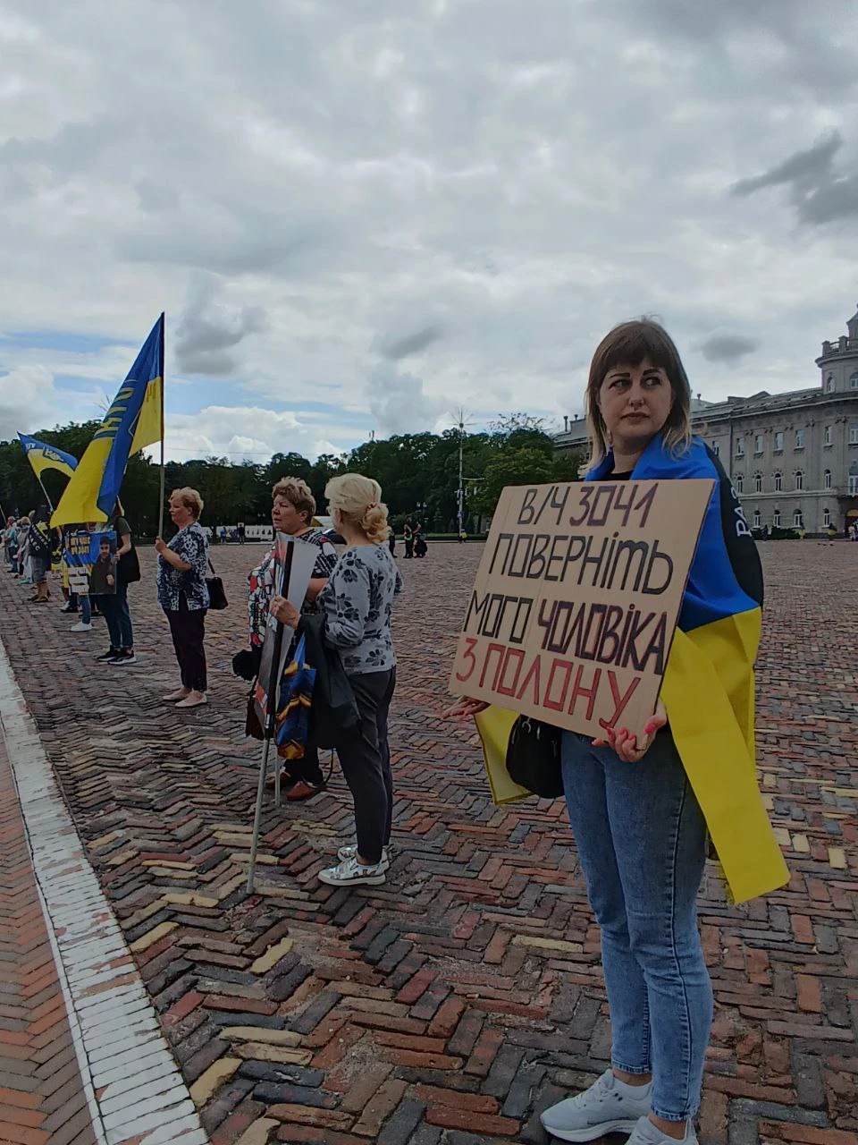 Славутичани провели мирний мітинг у Чернігові на підтримку захисників ЧАЕС фото №6