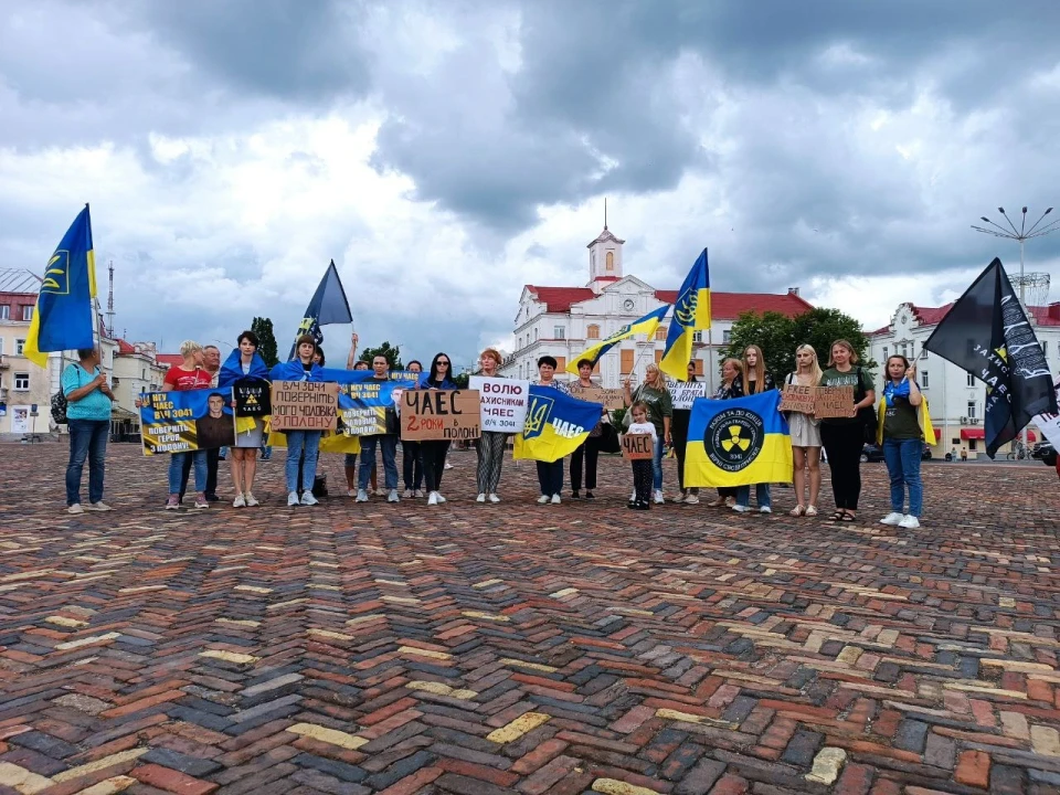 Славутичани провели мирний мітинг у Чернігові на підтримку захисників ЧАЕС фото №7