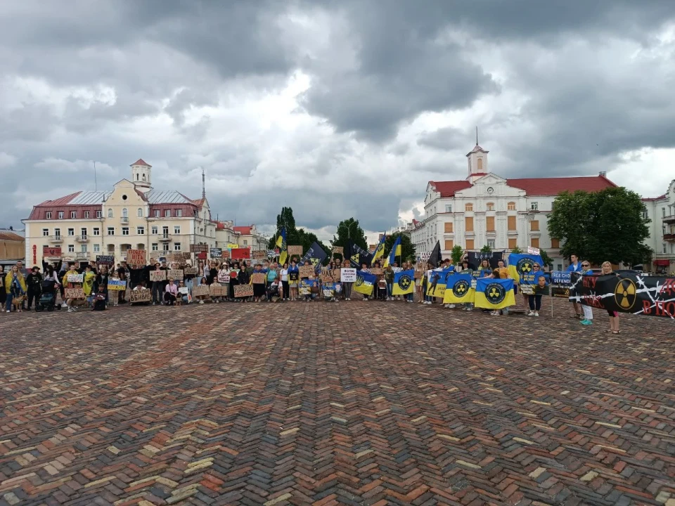 Славутичани провели мирний мітинг у Чернігові на підтримку захисників ЧАЕС фото №8