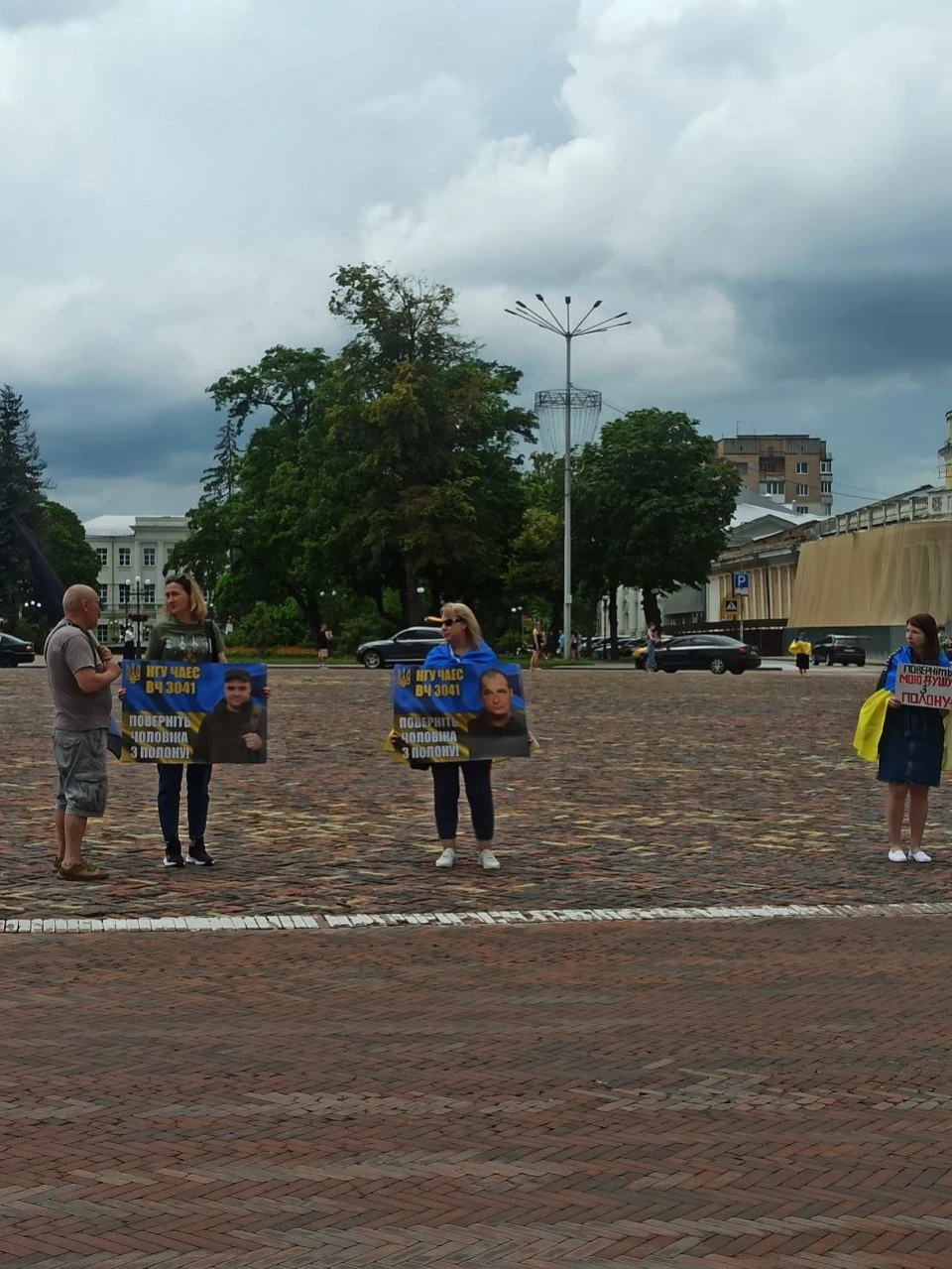 Славутичани провели мирний мітинг у Чернігові на підтримку захисників ЧАЕС фото №9