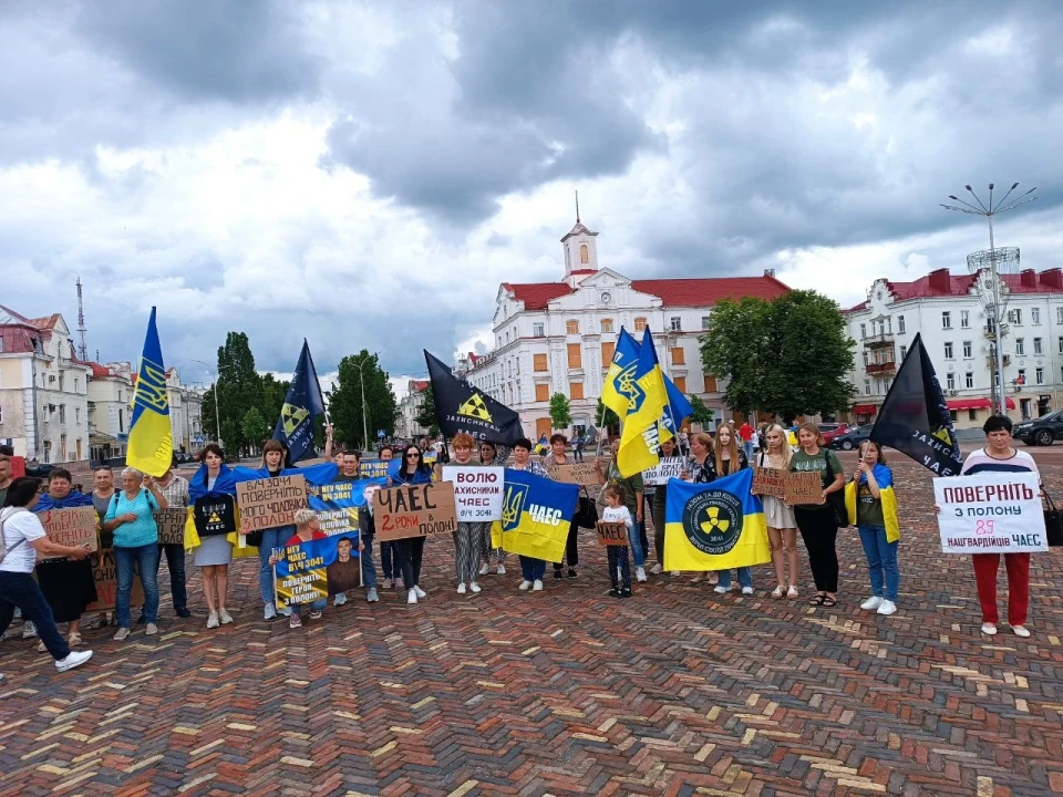 Славутичани провели мирний мітинг у Чернігові на підтримку захисників ЧАЕС фото №10