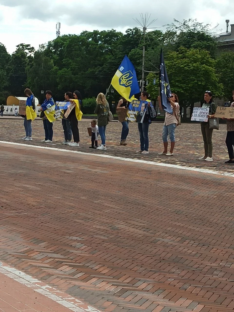 Славутичани провели мирний мітинг у Чернігові на підтримку захисників ЧАЕС фото №12