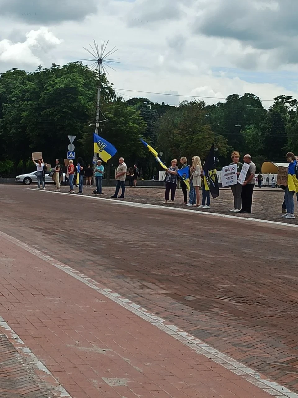 Славутичани провели мирний мітинг у Чернігові на підтримку захисників ЧАЕС фото №13