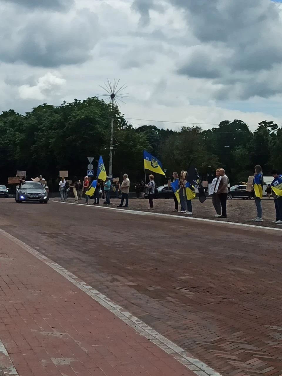 Славутичани провели мирний мітинг у Чернігові на підтримку захисників ЧАЕС фото №14