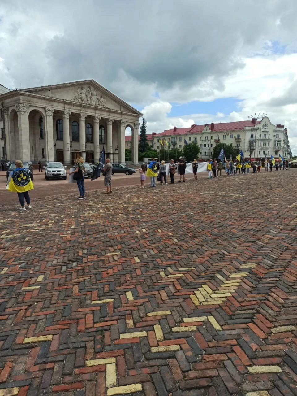 Славутичани провели мирний мітинг у Чернігові на підтримку захисників ЧАЕС фото №15