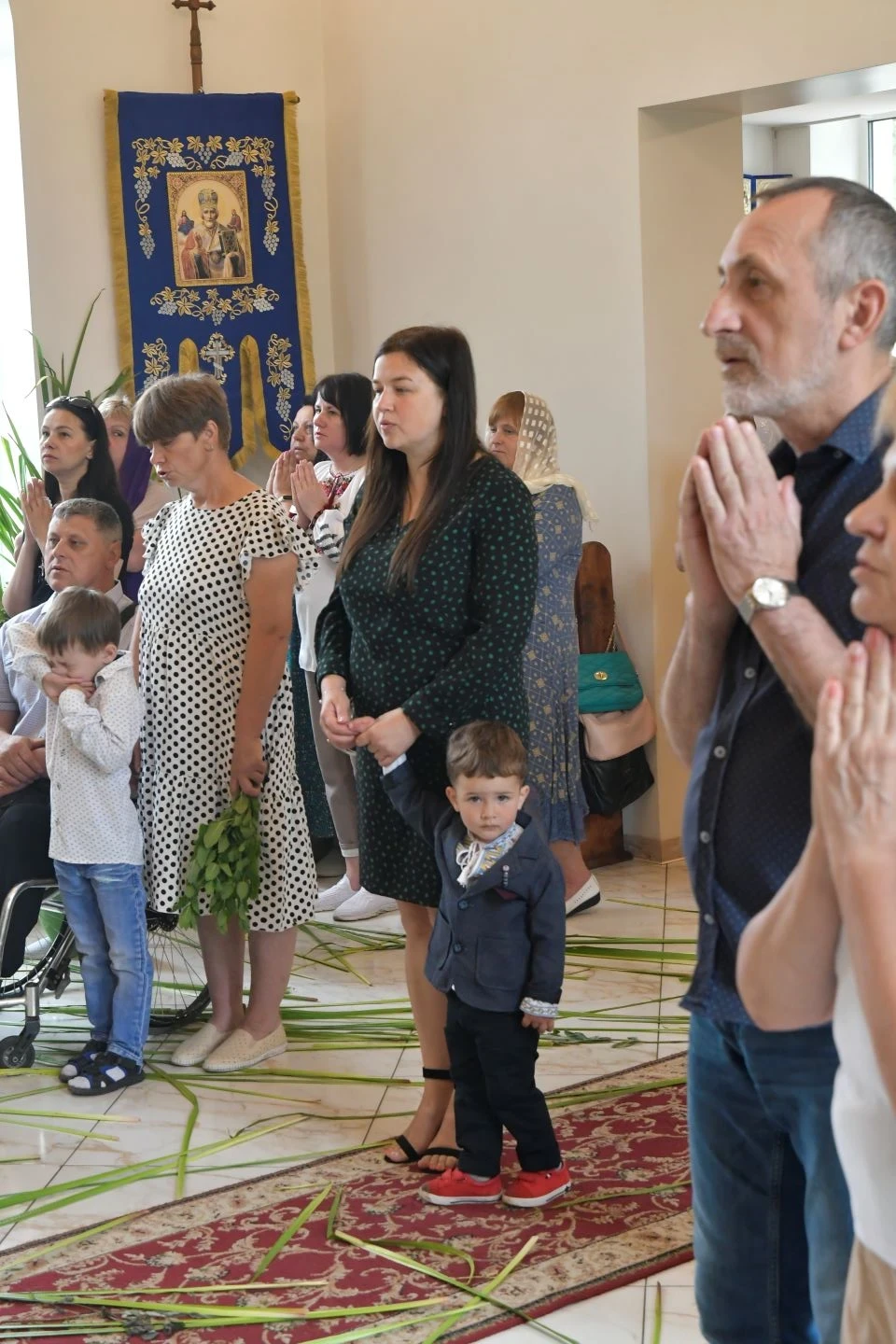 Святкування Трійці у Славутичі: величні традиції та фоторепортаж фото №13