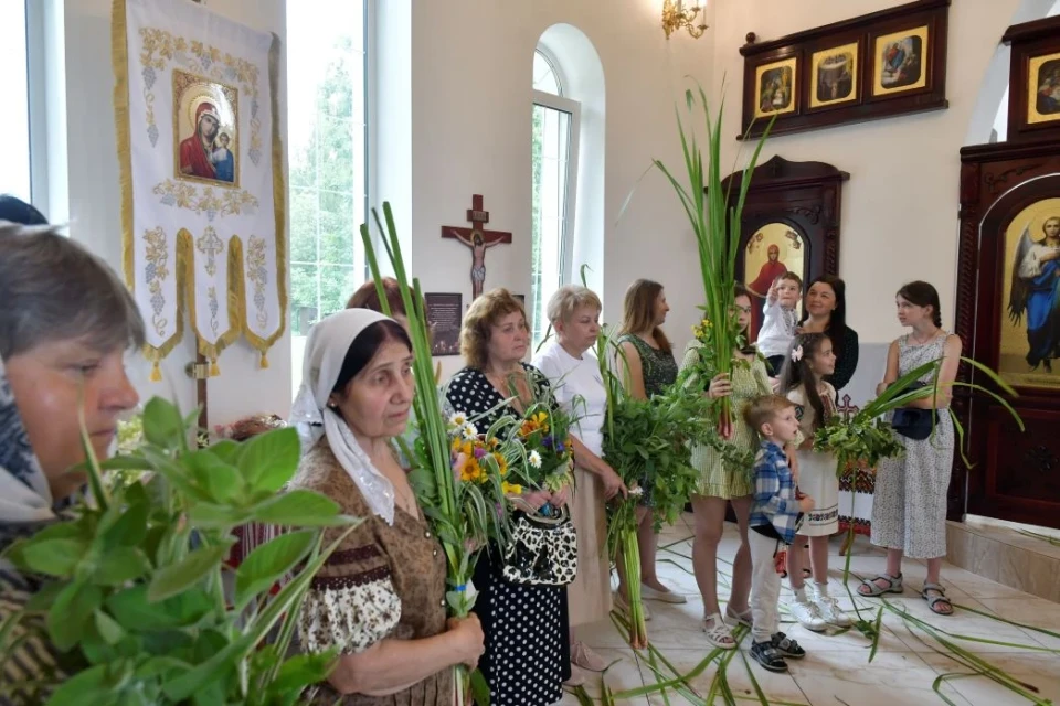 Святкування Трійці у Славутичі: величні традиції та фоторепортаж фото №23