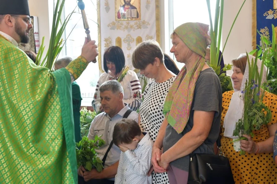 Святкування Трійці у Славутичі: величні традиції та фоторепортаж фото №24