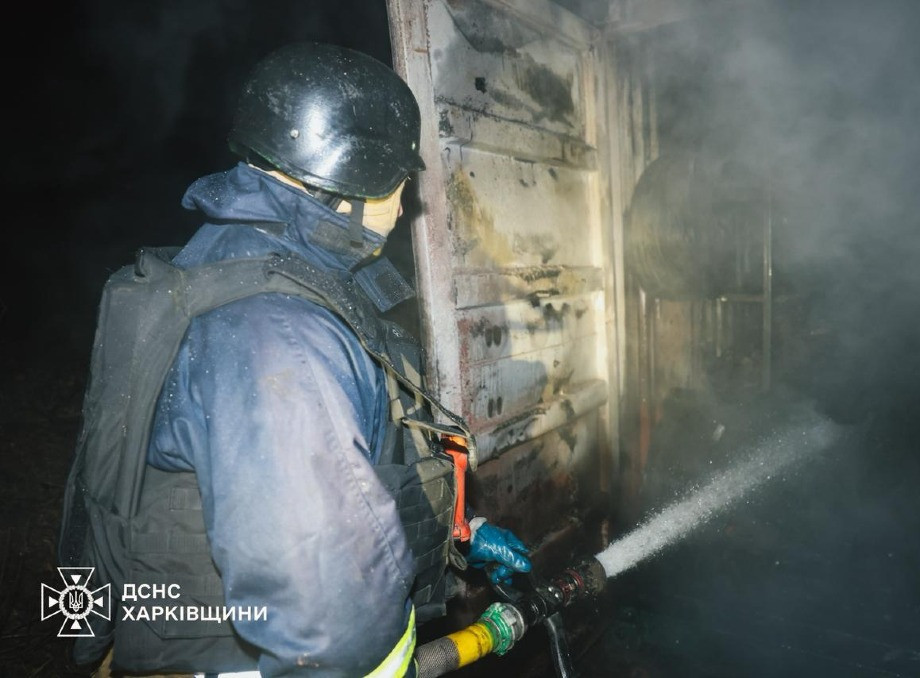 Нічна атака дронів на Харківщині: зруйновано будівлі та поранено рятувальників