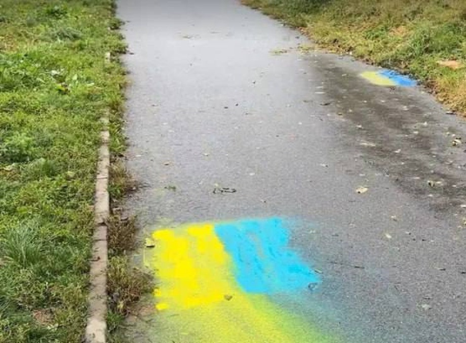 У Празі розмалювали українськими прапорами будинок спікера Окамури, який наказав зняти стяг України