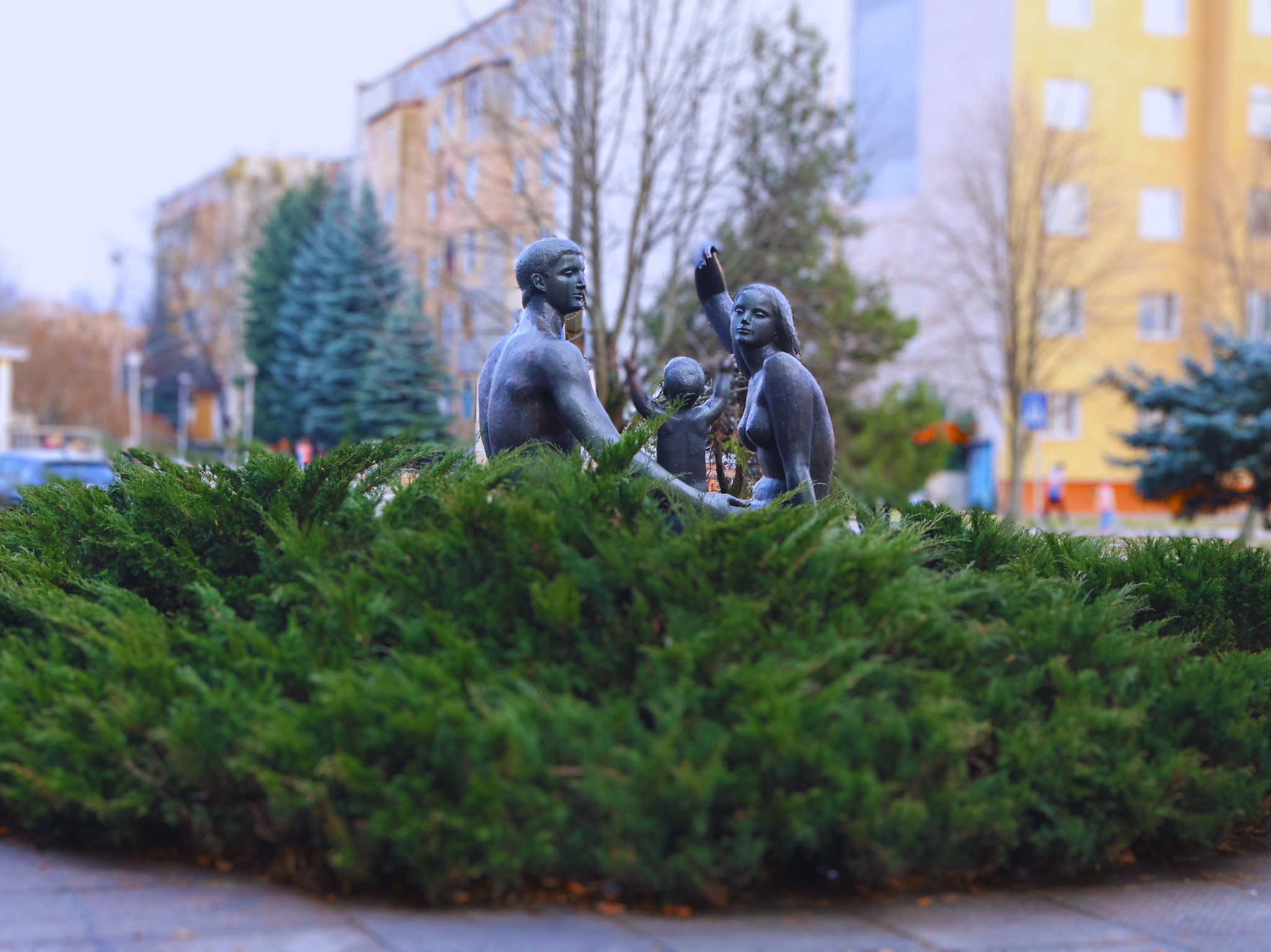 Звісно це наш парк! Ця скульптура добре знайома всім, хто хоч раз гуляв тут. Вона про родину, підтримку і надію — усе те, що справді тримає наше місто.