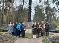 У Славутичі до 40-х роковин аварії на ЧАЕС вшанували ліквідаторів і підтримали символ «Квітка відродження»