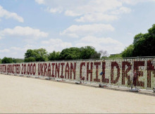 У США встановили інсталяцію з 20 тисяч ведмедиків на підтримку викрадених українських дітей