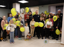 Поліцейські Чернігівщини організували святкову поїздку до басейну «Дельфін» у Славутичі для дітей загиблих і поранених колег