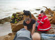 На Одещині двоє чоловіків впали з обриву, один загинув