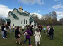 У Славутичі біля храму провели великодні гаївки для дітей