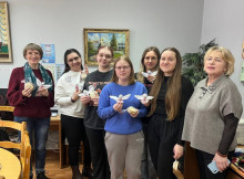 У Славутичі для родин захисників провели майстер-клас з мотанки до Дня української жінки