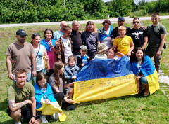 Звільнені захисники ЧАЕС приїхали до 8-річної Лізи Остапенко з Ріпок, яка зустрічала їх з полону