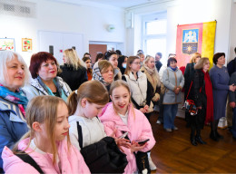 Мистецтво без бар’єрів: у Славутичі відкрилась унікальна, інклюзивна виставка за мотивами Марії Примаченко