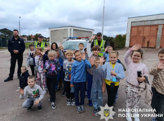У Славутичі поліцейські провели заняття з безпеки дорожнього руху для дітей