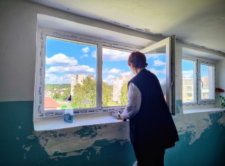 У під’їздах багатоповерхівок Славутича комунальники помили вікна