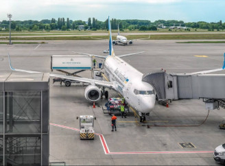 Шмигаль: відкриття повітряного простору в Україні зараз неможливе