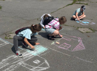 «Мій квітучий Славутич»: діти малювали місто на асфальті