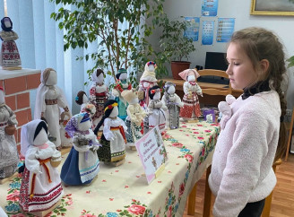 У Славутичі відкрилася виставка ляльок-мотанок майстрині Наталії Козленко
