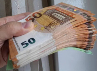 У Шостці комунальники викинули 6 тисяч євро на смітник, прийнявши їх за сувенірні