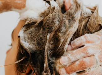 Росте швидше і не випадає: дешевий аптечний засіб, який додають у шампунь