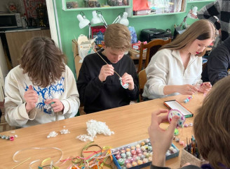 У Славутицькій бібліотеці старшокласники створювали великодні прикраси