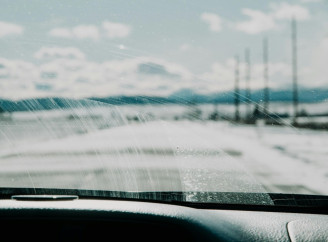 Лід на лобовому склі зникне швидше, ексінженер NASA назвав простий спосіб