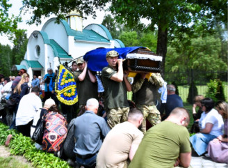 Славутич прощався із загиблим захисником Павлом Мірошниченком