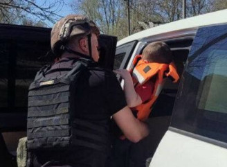 На Великдень поліцейські евакуювали жінку з трирічною дитиною з-під обстрілів на Чернігівщині