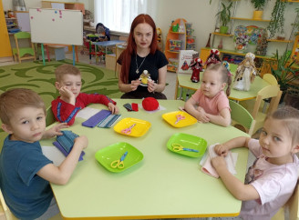 У дитсадку Славутича провели майстер-клас із ляльки-мотанки