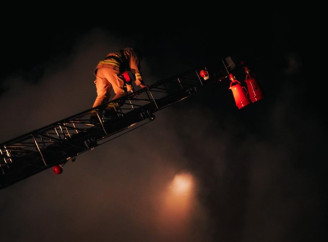 ДСНС показали, як ліквідовували пожежу після ворожого удару у Славутичі